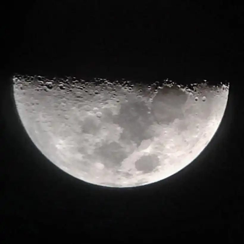 Image from Astronomia En México: Luna cuarte creciente Comparte tu foto con nosotros 👇🏽 <a class="te...