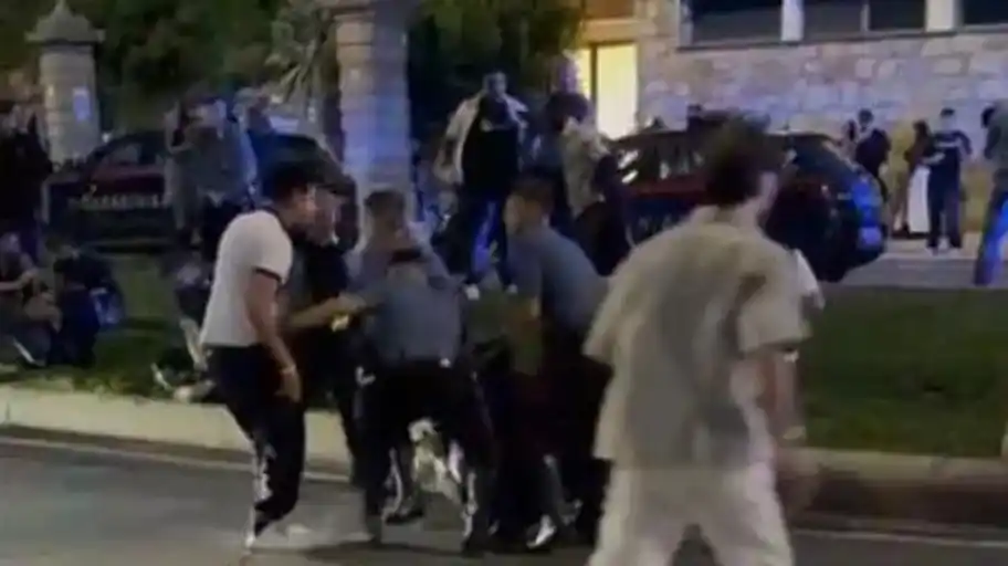 Image from Il Secolo XIX: *Maxi rissa in corso Italia, i giovani dovranno risarcire sette carabi...