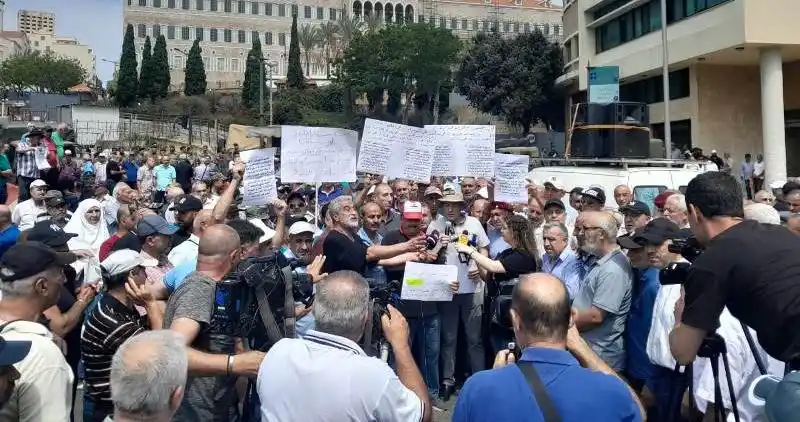 Image from Rasd News Leb: نفذ العسكريون المتقاعدون وقفة احتجاجية أمام مسجد محمد الأمين ثم انتقلو...