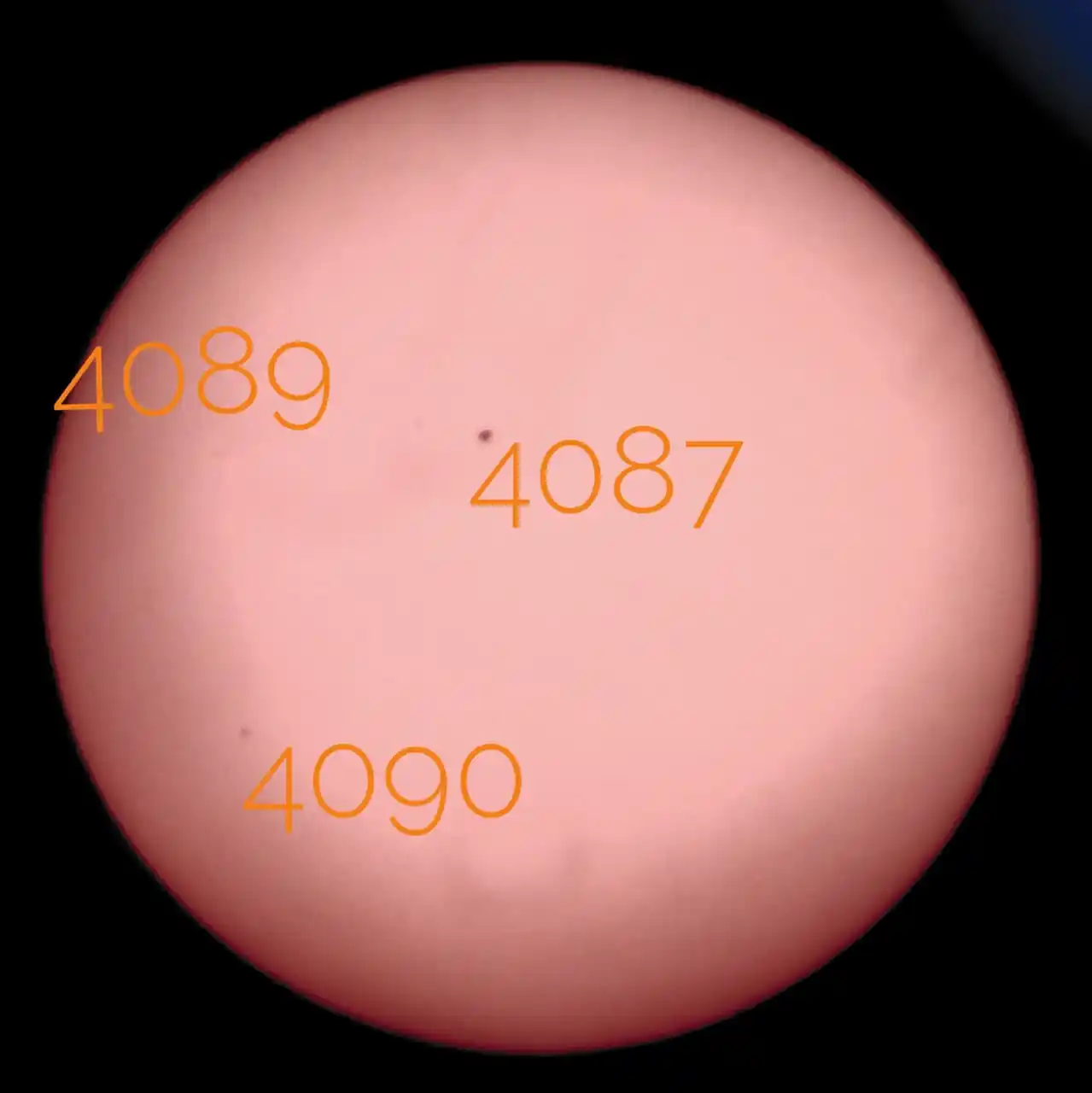 Image from Astronomia En México: Reporte de observación solar 18-05-2025 08:22hrs Se pueden obsevar un ...
