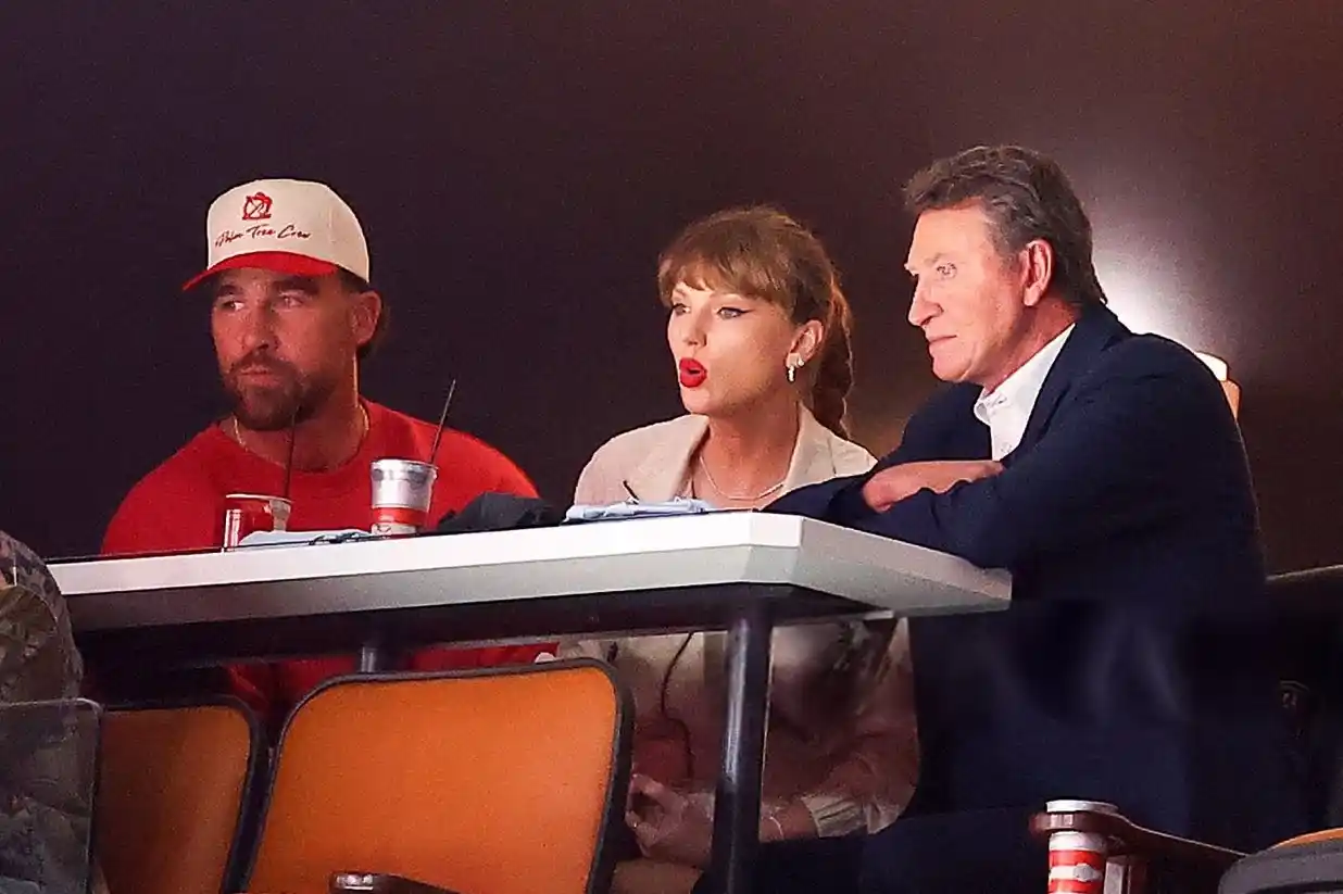 Image from Taylor Swift | Español 💚💛💜❤️🩵🖤: 📸| Taylor Swift y Travis Kelce con la leyenda del hockey *Wayne Gretz...