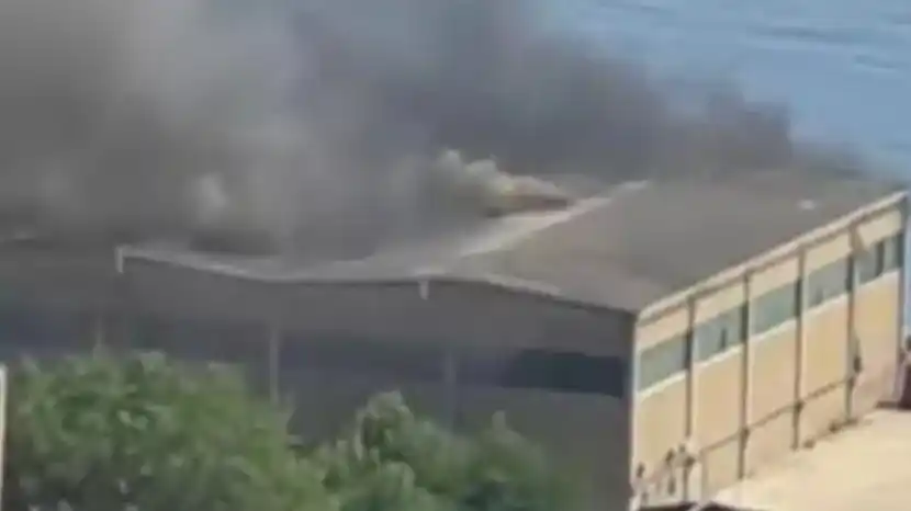 Image from Il Secolo XIX: *Voltri, capannone ex Costaguta in fiamme* 👇 https://www.ilsecoloxix....