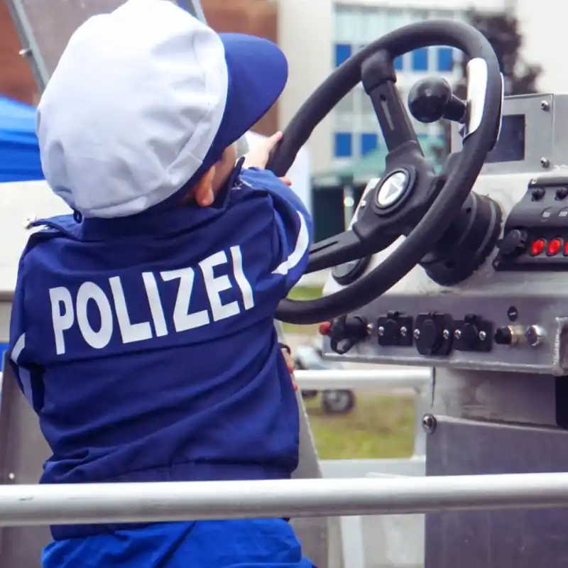 Image from Polizei Brandenburg Karriere: *Alles Liebe zum Kindertag!* 🎉 Vielleicht hat die eine oder der ande...