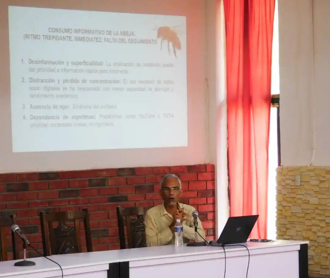 Image from ULTConecta: 😁Compartimos imágenes de la conferencia "la enseñanza de la historia,...