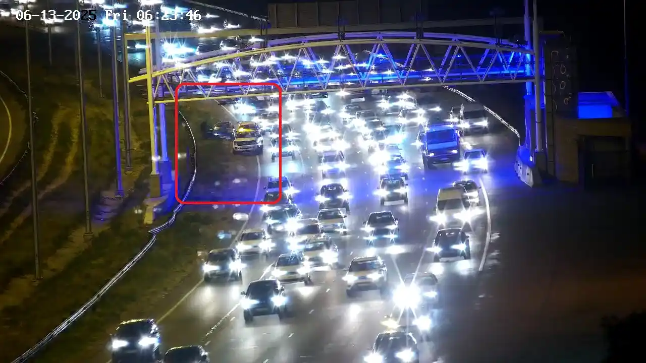 Image from LIVE TRAFFIC & Road incidents Channel: CRASH N1 NB AFTER GOLDEN HIGHWAY. Right lane has been closed. Law Enf...