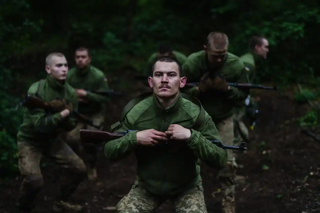 Image from Ukraine.ua: In the east of Ukraine, young men aged 18 to 24 are undergoing basic m...
