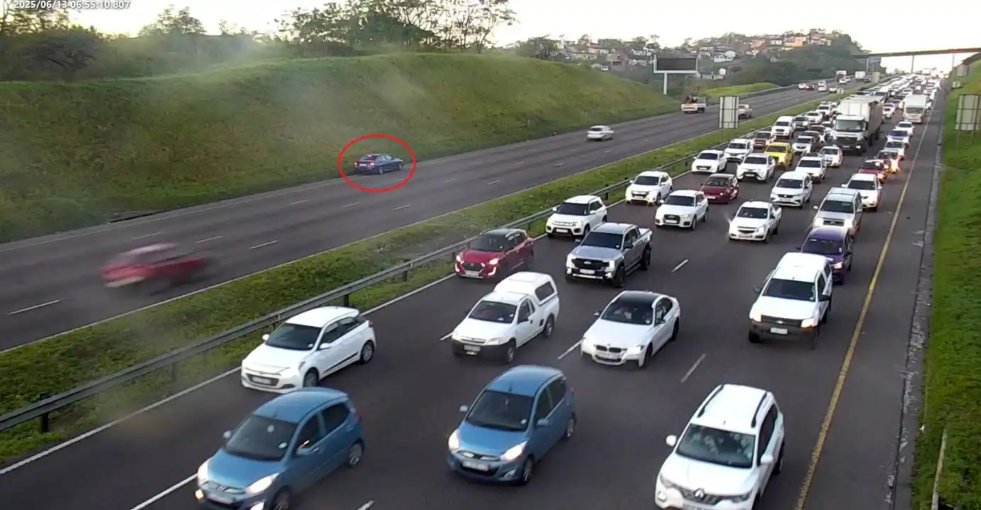 Image from LIVE TRAFFIC & Road incidents Channel: *KZN* Stationary Vehicle: N2 Southbound before M7 I/C (Edwin Swales): ...