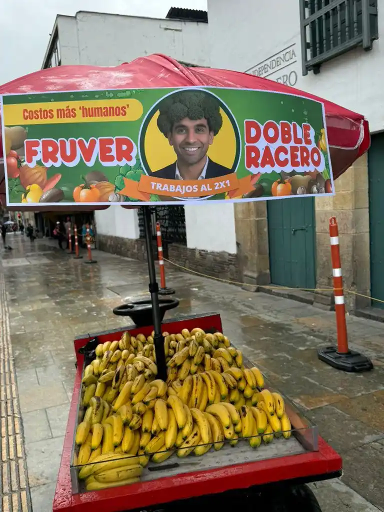 Image from Daniel Briceño: 👀Llegando al Congreso de la República.  *Fruver Doble Racero*...