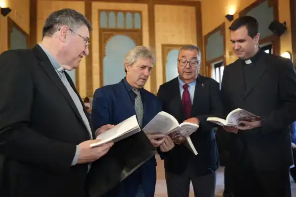 Image from Centro de Magisterio Sagrado Corazón: Presentado el libro “Introducción al islam. Una perspectiva cristiana”...