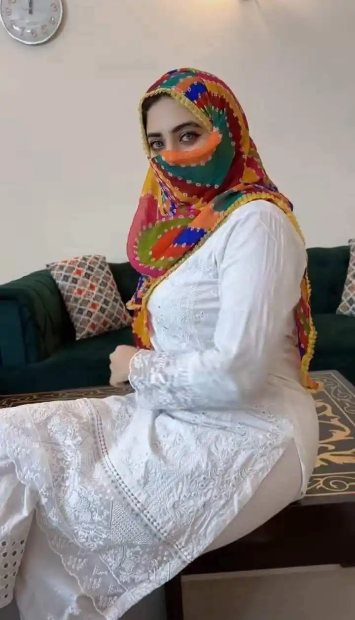 Pyasi Housewife post