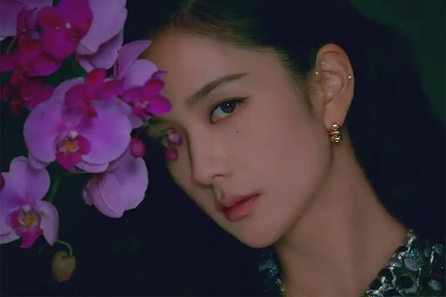 Image from ᥫ᭡✧٭ 𝗞.𝗖.𝗧.𝗝 𝗣𝗛𝗢𝗧𝗢𝗦 𝗔𝗡𝗗 𝗩𝗜𝗗𝗘𝗢𝗦 𝗪♡𝗥𝗟𝗗 ⌑˚•♥︎᭄ 🇰🇷🇯🇵🇨🇳🇨🇷: *BLACKPINK සංගීත කණ්ඩායමේ සාමාජිකාවක් වන Jisoo ගේ "FLOWER" මිලියන 600...