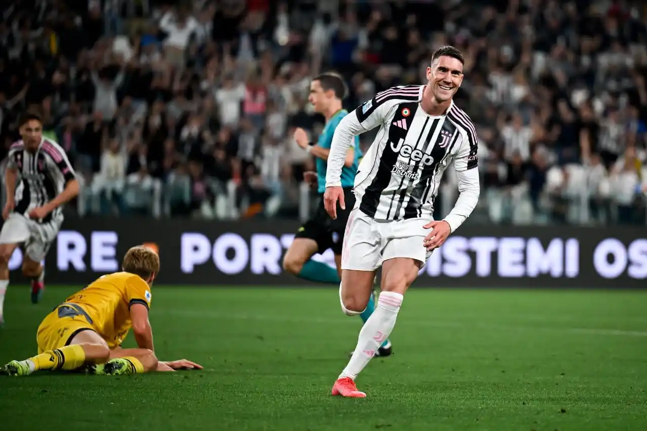 Image from SOCCER WORLD News HQ: Contacts between Milan and Juventus for Dušan Vlahović. [Daniele Longo...