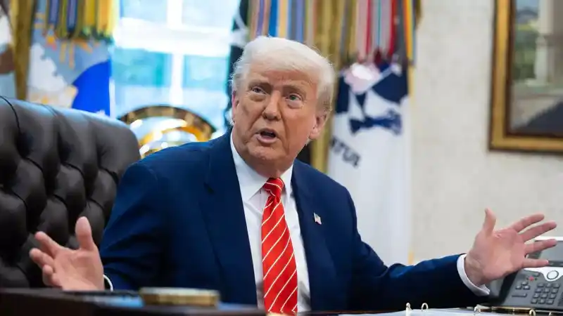 Image from VRT NWS: De Amerikaanse president Donald Trump heeft een inreisverbod afgekondi...
