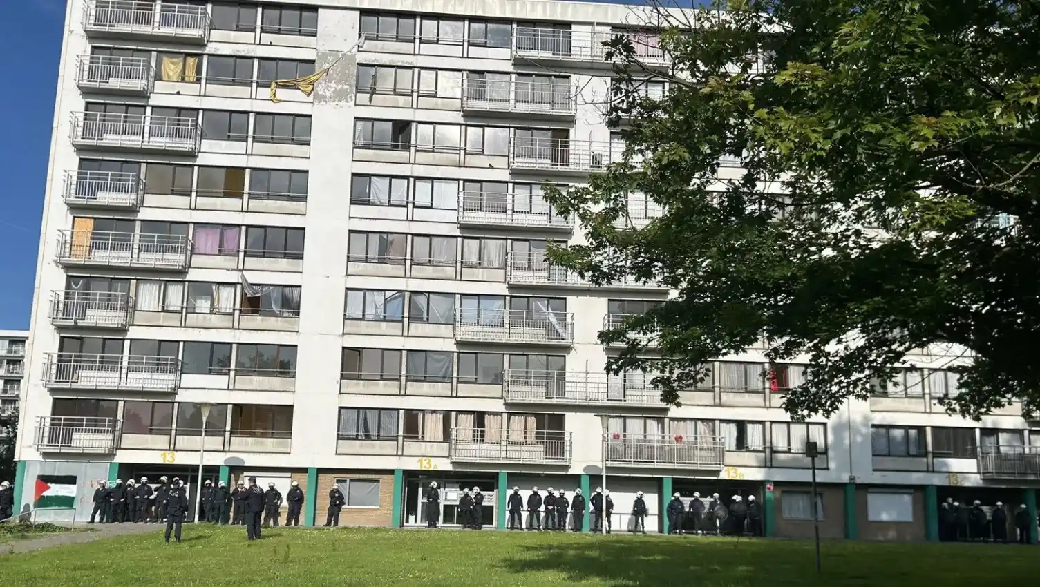 Image from VRT NWS: Er is een grote politieactie bezig in de Peterboswijk in Anderlecht. D...