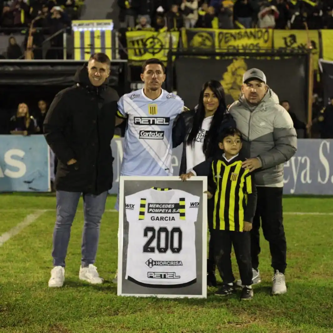 Image from Club Almirante Brown ✔️: ¡Felices 200, Gurí! ⚽️ En la previa al partido ante Chicago, Diego Ga...