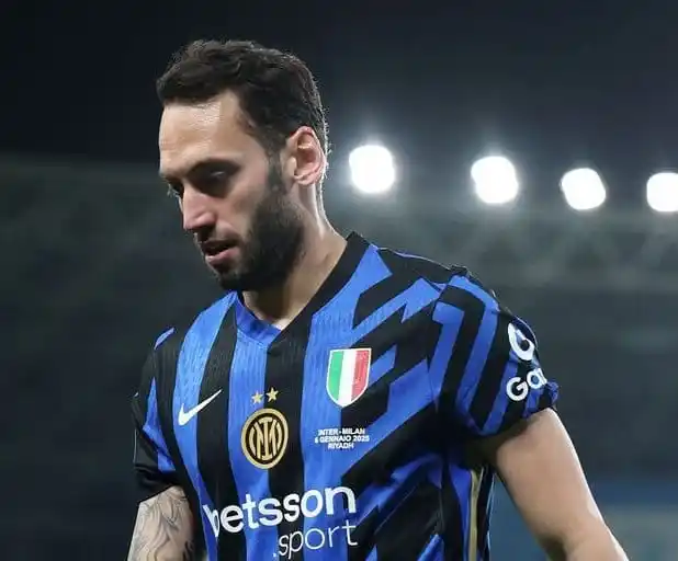 Image from SOCCER WORLD News HQ: Galatasaray have made initial contacts to sign Hakan Çalhanoğlu. [Burh...