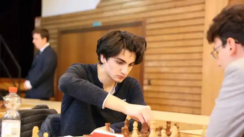 Image from VRT NWS: Het wereldrecord simultaan schaken verbreken: het is de schaakgrootmee...