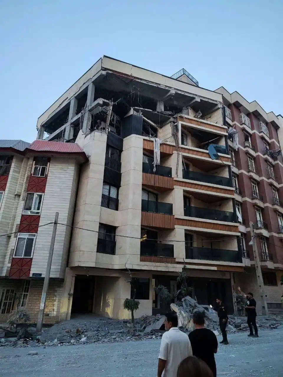 Image from HispanTV: 📸 Imágenes de un apartamento residencial en Teherán luego de los ataq...