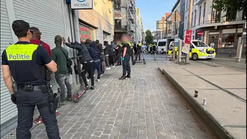 Image from VRT NWS: In Antwerpen houdt de politie een grote actie tegen overlast in Antwer...