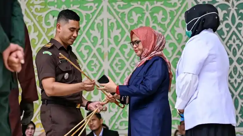 Image from VRT NWS: In Indonesië zijn een man en een vrouw als straf meermaals in het open...