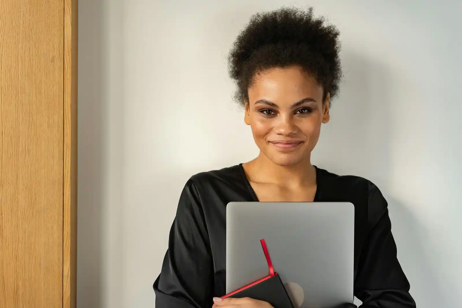 Image from Je Travel ✈️ | 🌍 Vivre, 🎓 Étudier, 👷♂️ Travailler & ✈️ Voyager à Moindre Coût 💸 |: *Les opportunités d’emploi en Irlande : un guide pour les Africains so...