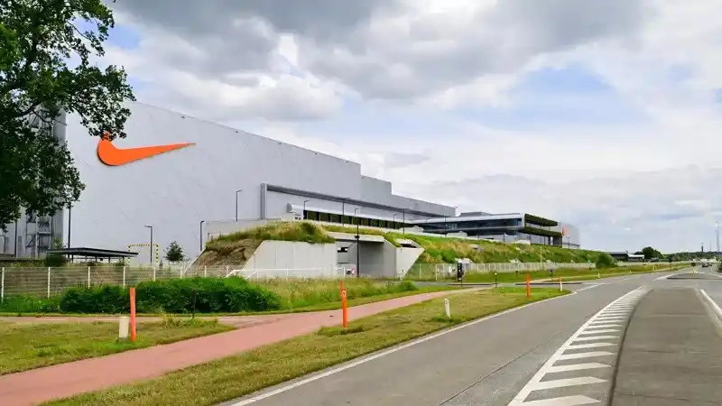Image from VRT NWS: Onrust in het distributiecentrum van sportkledingproducent Nike in Laa...