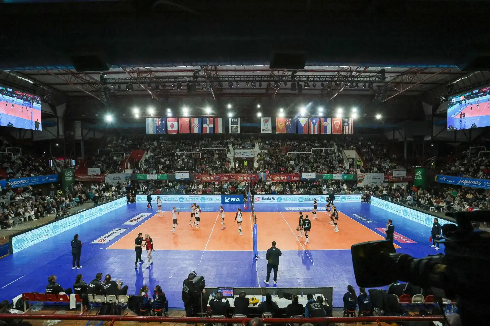Image from Club Atlético Unión: 📷 Postales de la noche de Voley en el *Estadio Ángel Malvicino* junto...