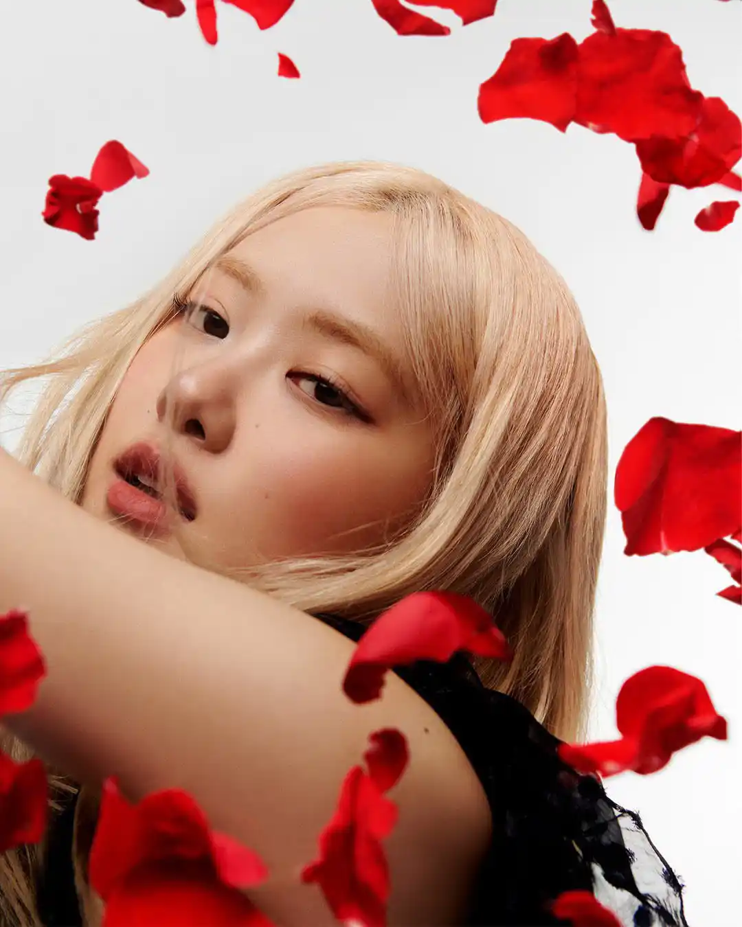 Image from BLΛƆKPIИK GLOBΛL: ROSÉ’s “Messy,” the OST for the F1 movie, has been used in more than 1...