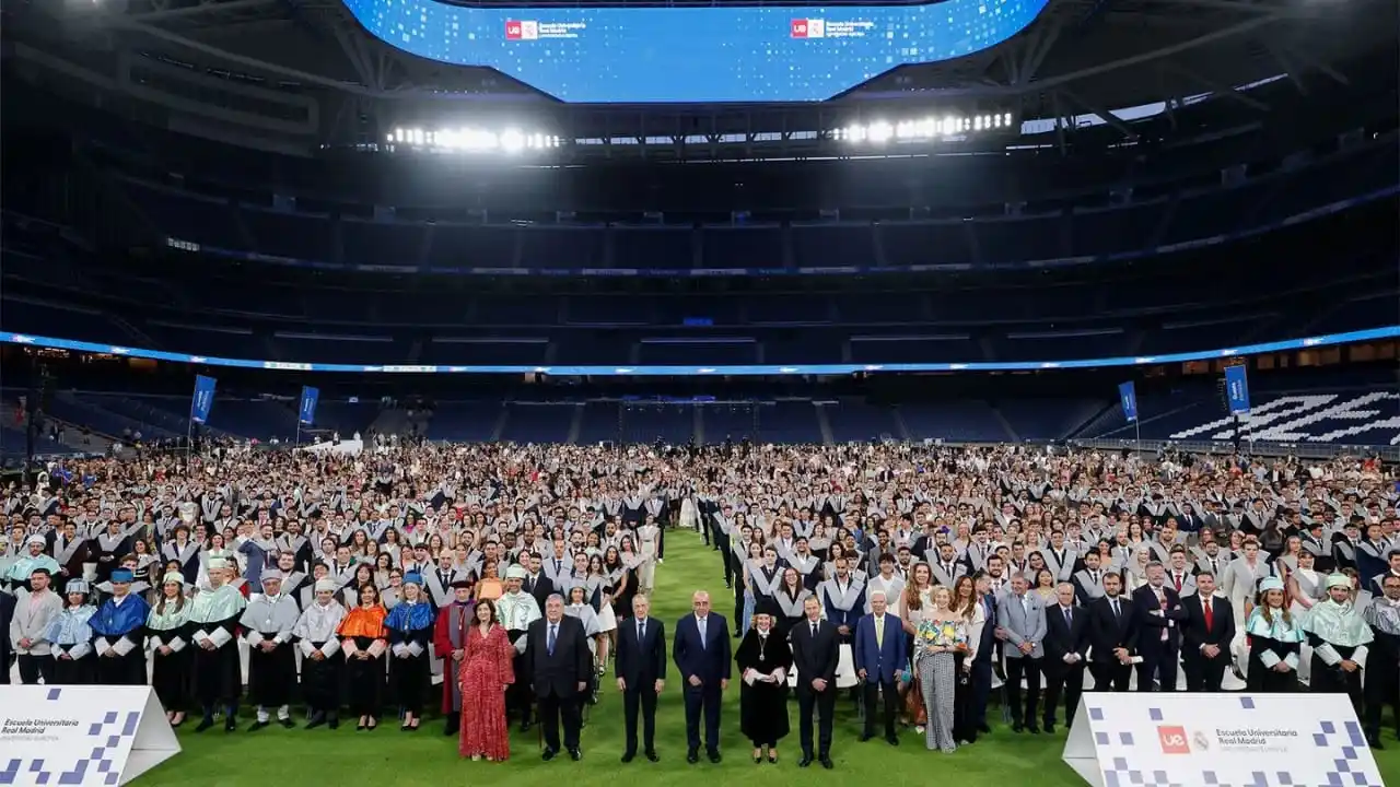 Image from MADRIDISTA FANS 🆕: Wisuda Universitas Real Madrid di Santiago Bernabéu hari ini. 🎓...