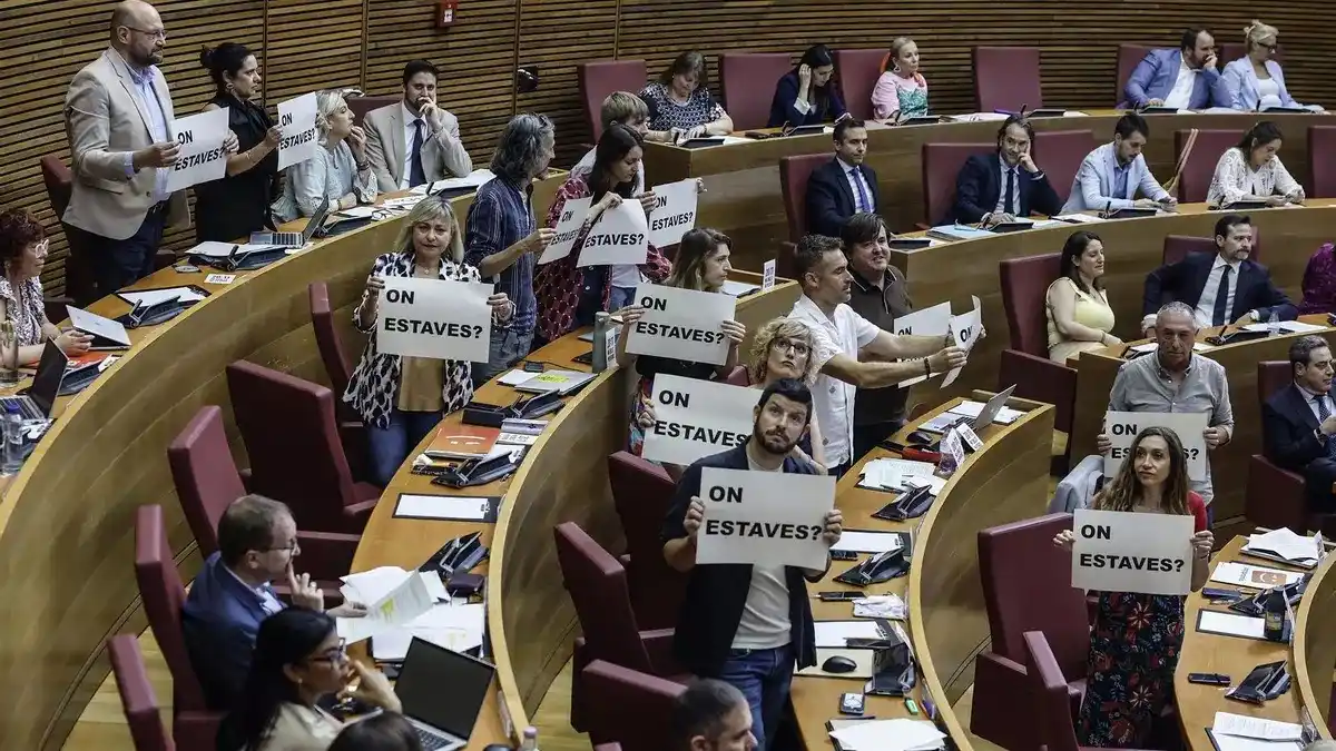 Image from elDiario.es Comunitat Valenciana: "¿Dónde estabas?": suspendido el pleno de las Corts por los carteles q...