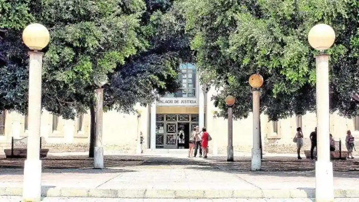 Image from elDiario.es Comunitat Valenciana: Penas de prisión para dos médicas de Alicante por negligencia en la mu...