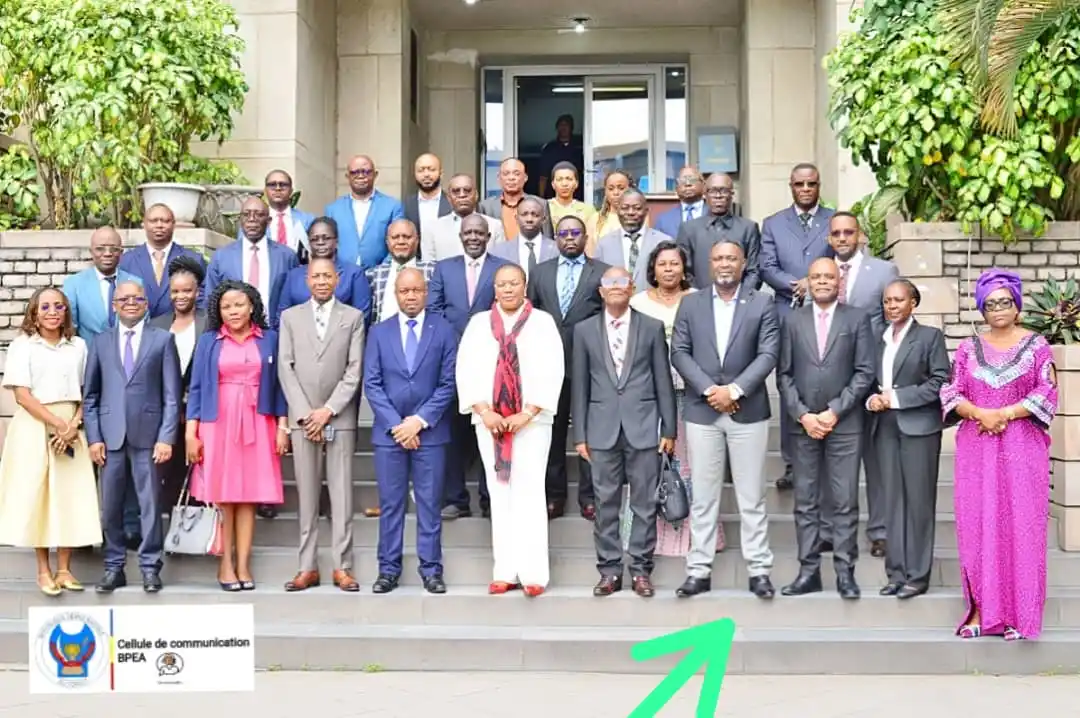 Image from Bureau Permanent d'enquêtes d'accidents et incidents d'aviation de la RDC (BPEA)✈️🇨🇩💥: *Photo de famille devant le bâtiment administratif de la Direction gén...