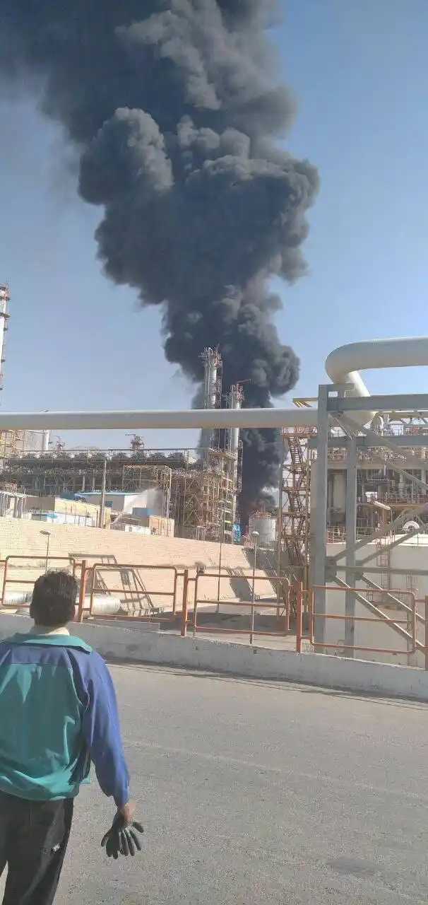 Image from ISRAËL HORLOGE DE DIEU🇮🇱🕕🌍: Une installation pétrolière iranienne détruite...