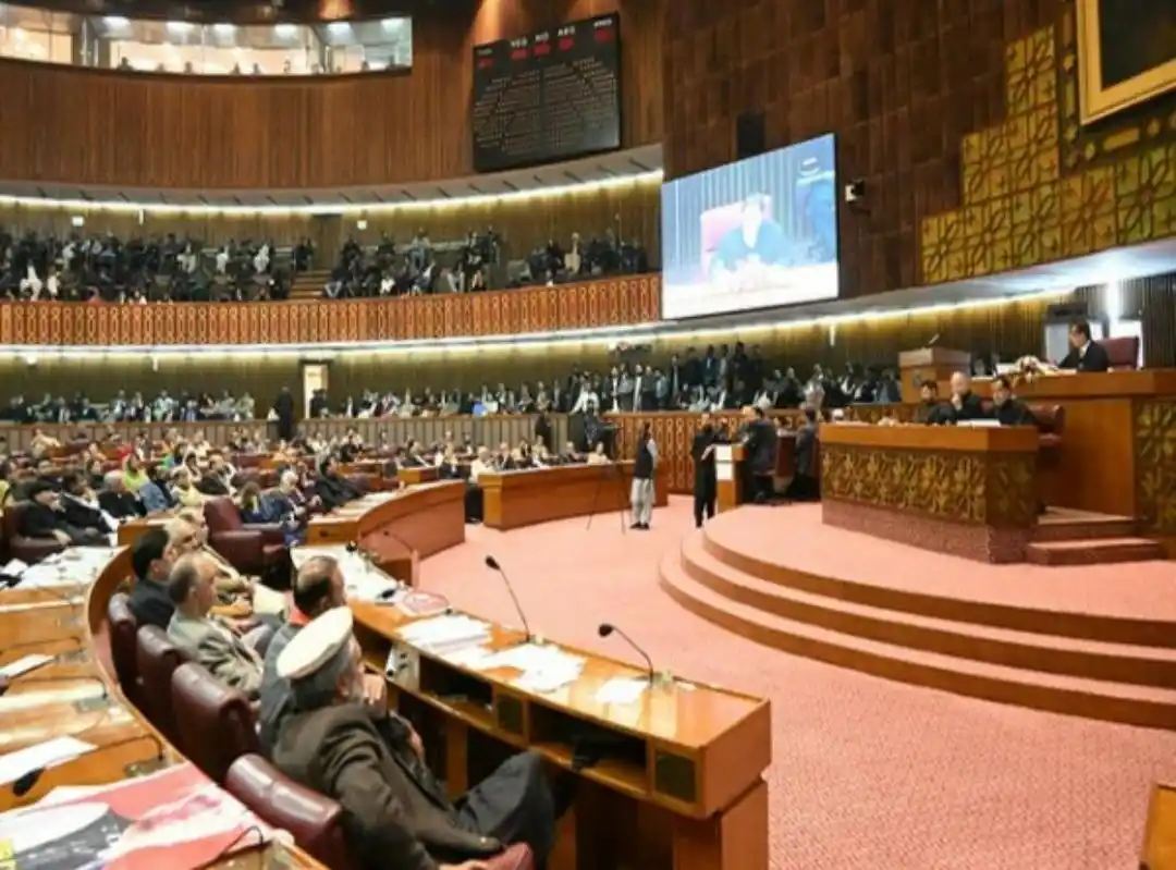 Image from Breaking News: *اسپیکر قومی اسمبلی اور چیئرمین سینیٹ کی تنخواہوں کی منظوری حکومت نے د...