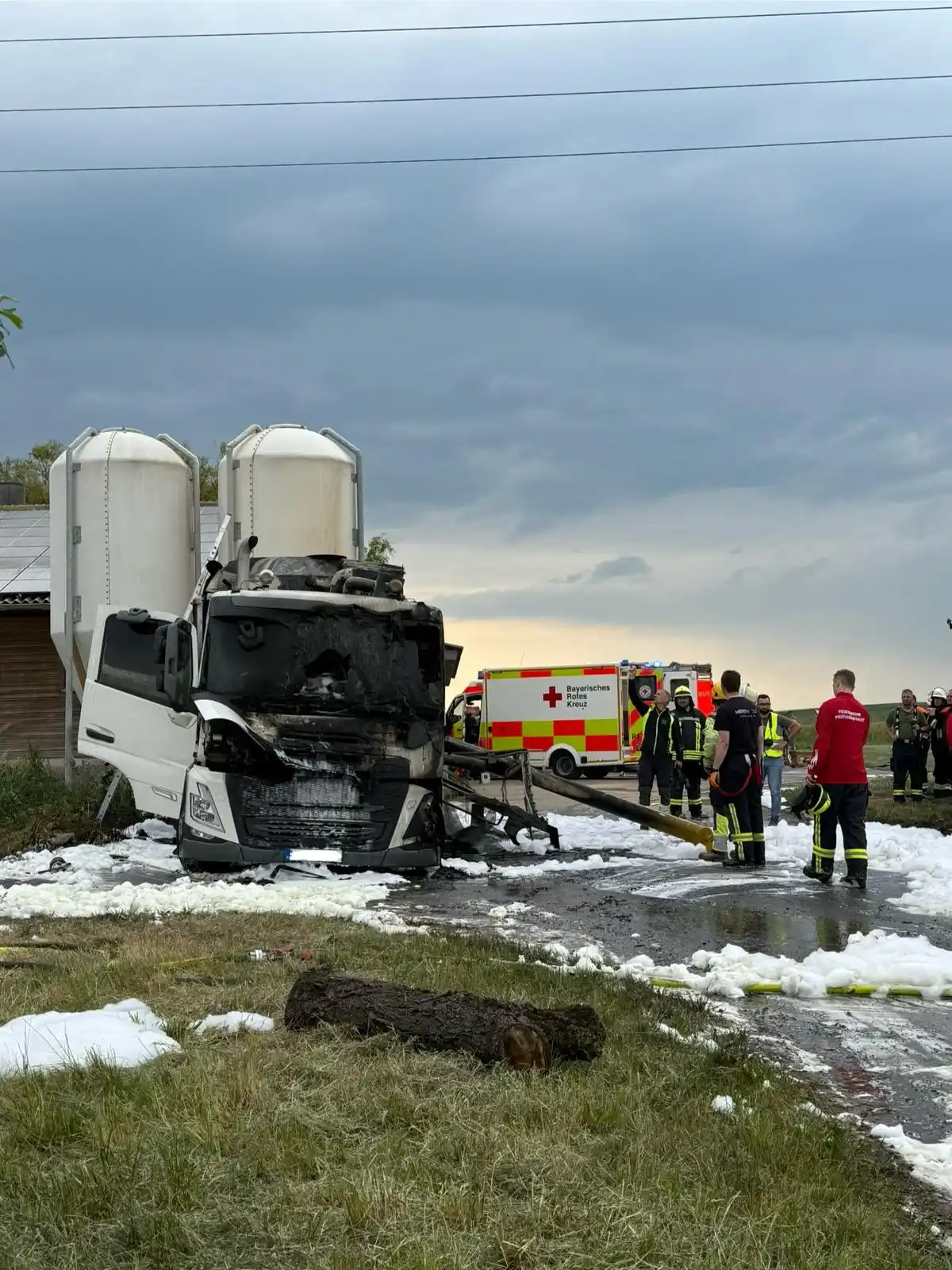 Image from Feuerwehr Prichsenstadt: ***Einsatzbericht*** 📟 B2 Verkehr LKW/Bus innerorts -> B4 Landwirtsch...