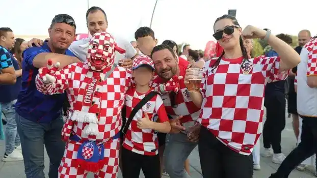 Image from 24sata: FOTO Invazija na Opus Arenu: Jedan navijač u dresu Nikole Pokrivača, s...