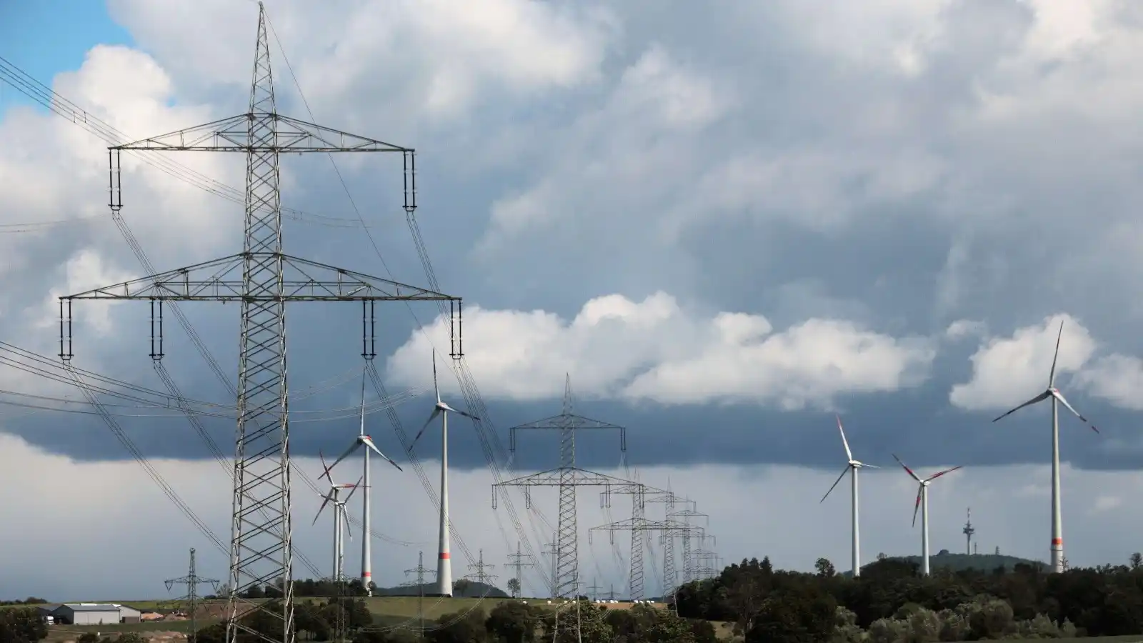 Image from NW Höxter: ➡️ *Massiver Netzausbau im Kreis Höxter geplant:* Neue Windkraftanlage...