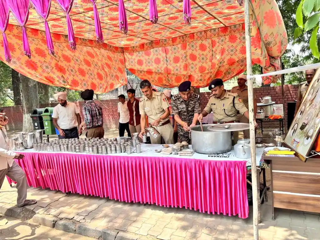 Image from SSP UT CHANDIGARH (Official Account): To beat the relentless summer heat, @ChdPol officials of PS-39 organiz...