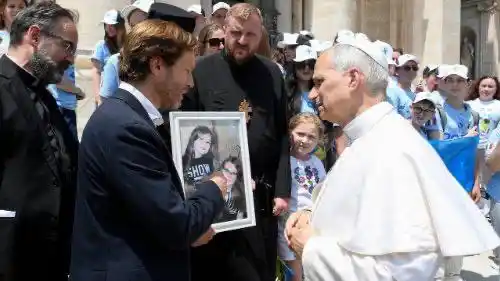 Image from VaticanNewsIT: 🇺🇦Il gruppo di giovani ucraini ha anche presentato a Papa Leone una ...