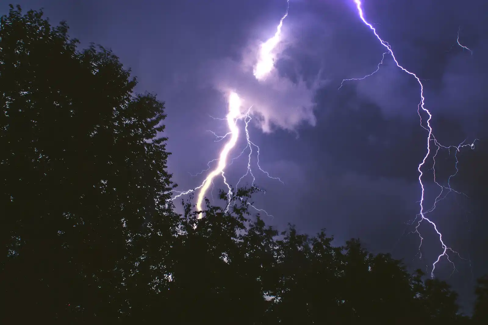 Image from NW Höxter: ➡️ *Unwetterwarnung trifft Schützenfeste:* Gewitter und Sturmböen bedr...