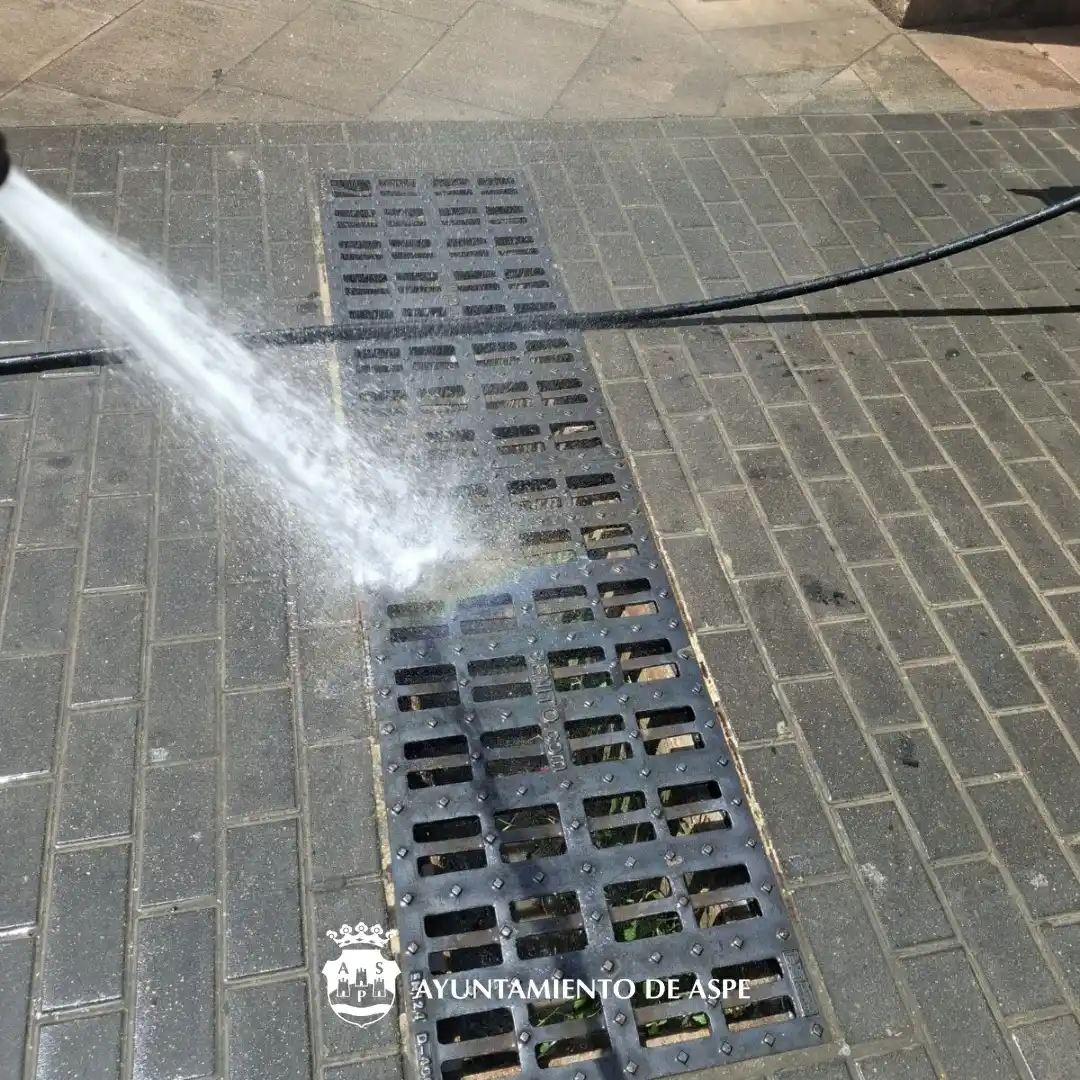 Image from Ayuntamiento de Aspe: 🧼💧 ¡Aspe se prepara para el verano! El Ayuntamiento, junto a Global ...