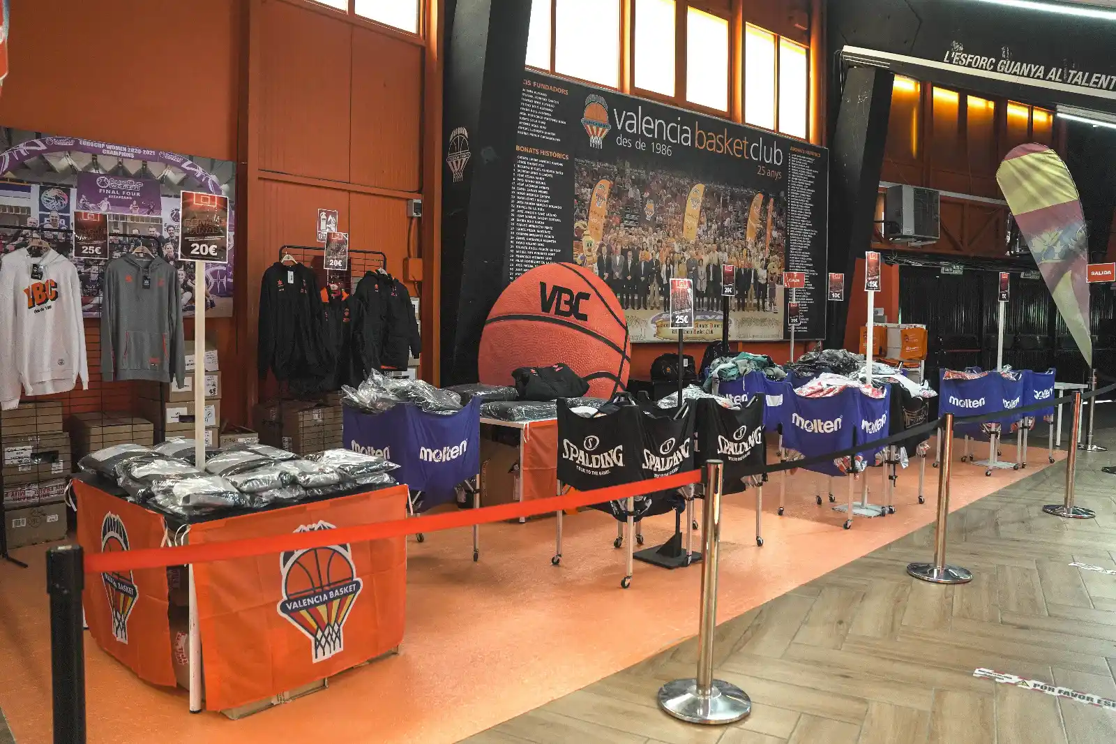 Image from Valencia Basket Club: 🔥🛍️ ¡Llegan los SuperMegaSaldos y el Remate Final en FONTETA! 🛍️🔥 ...