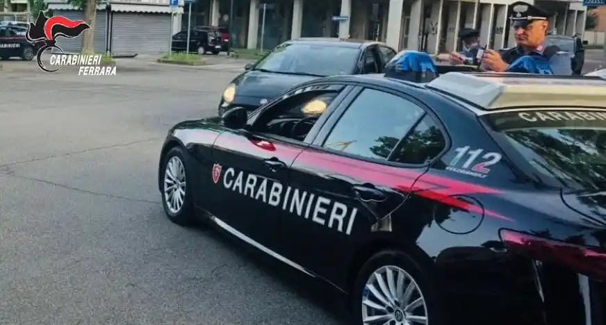 Image from FerraraToday: Preleva cibo dagli scaffali di un supermercato e tenta di allontanarsi...