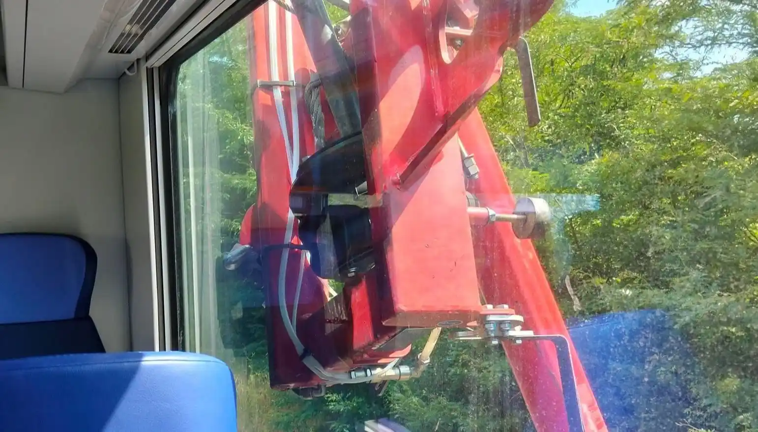 Image from FerraraToday: Si stacca un pantografo del treno da Ravenna, Mantovani: "Picchiava su...