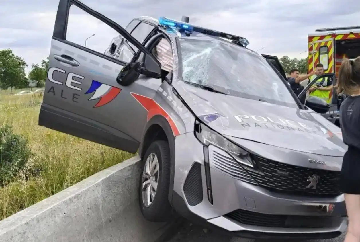 Image from ACTU Forces de l’Ordre: 🔴 Toulouse : Une voiture de police en intervention percutée par une a...