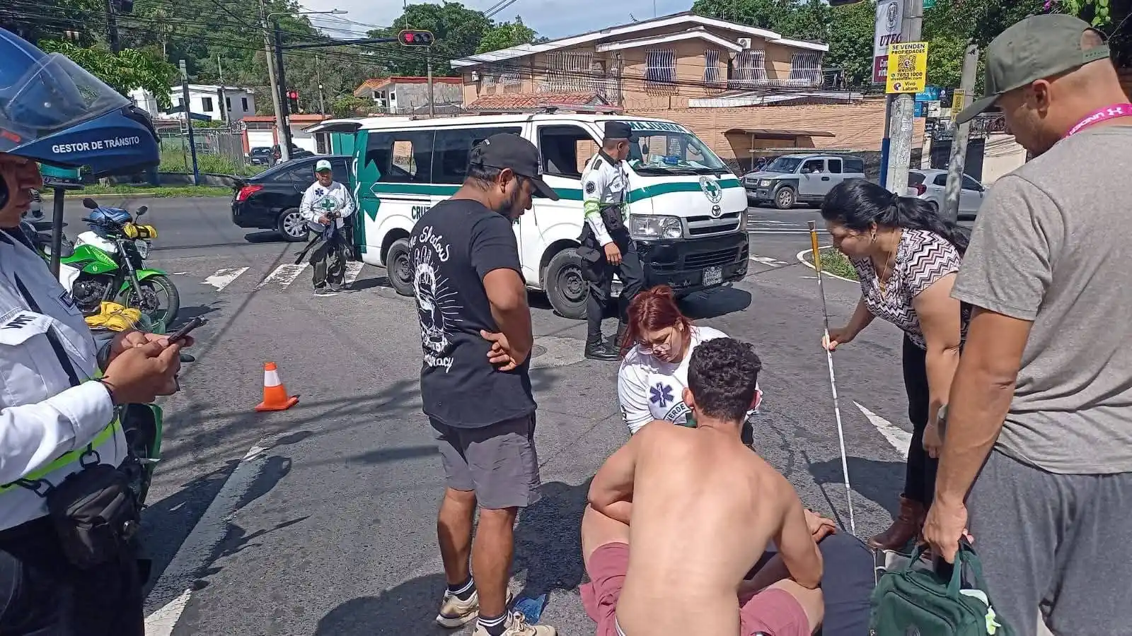 Image from ENFERMED Y Emergencias SV: 🚨 Accidente de tránsito. 📍 3era calle poniente y Blv Constitución....
