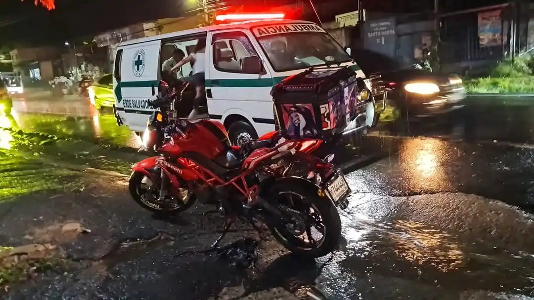 Image from ENFERMED Y Emergencias SV: 🚨 Accidente de tránsito. 📍 Km 11 ½ Carretera Panamericana, entrada...