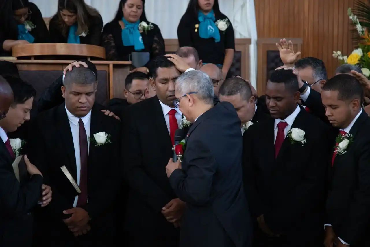 Image from UVOenAcción: Once ministros adventistas fueron ordenados como pastores en una solem...