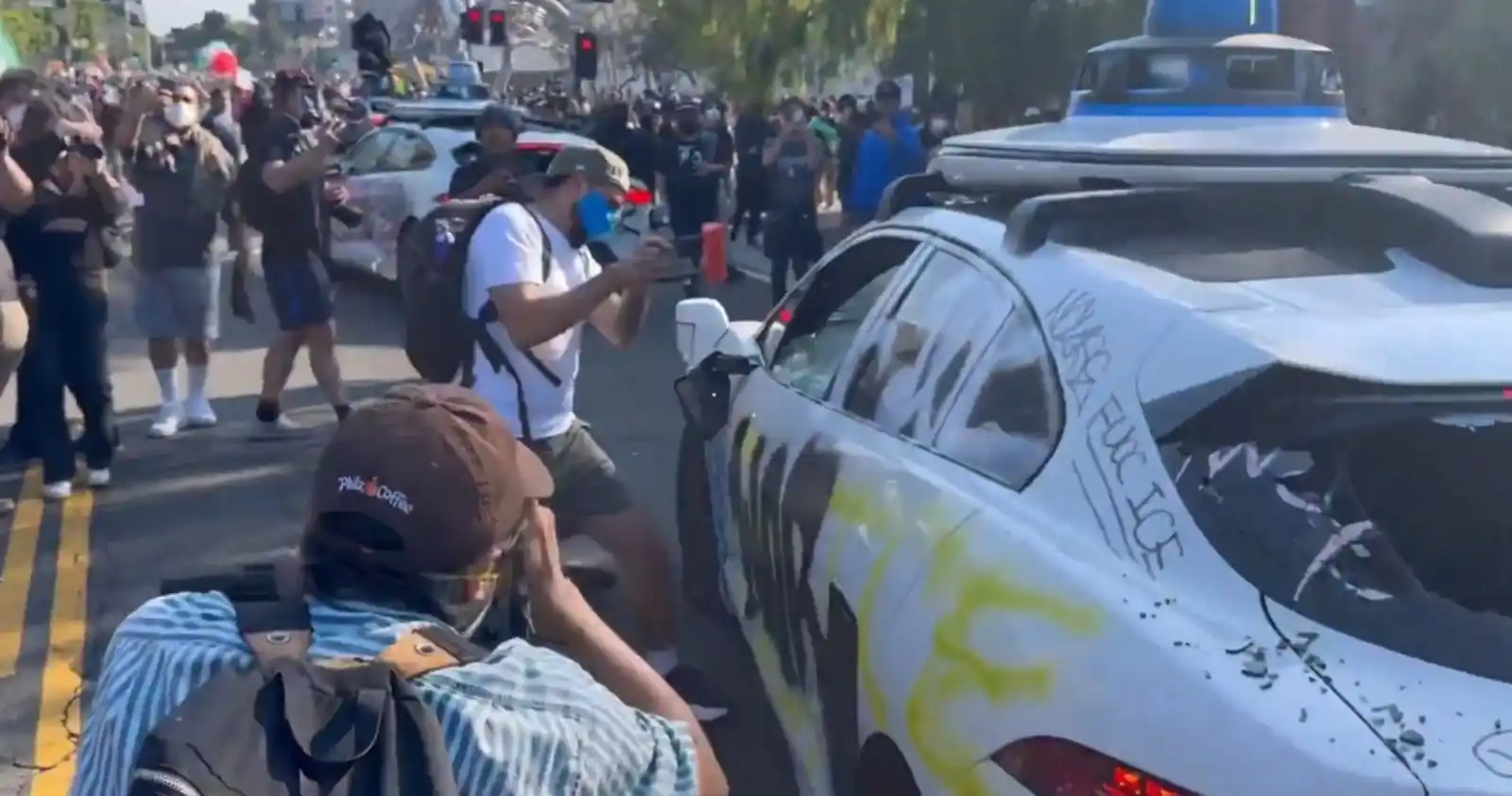 Image from StartupItalia: *Proteste e disordini a Los Angeles: cinque robotaxi di Waymo in fiamm...