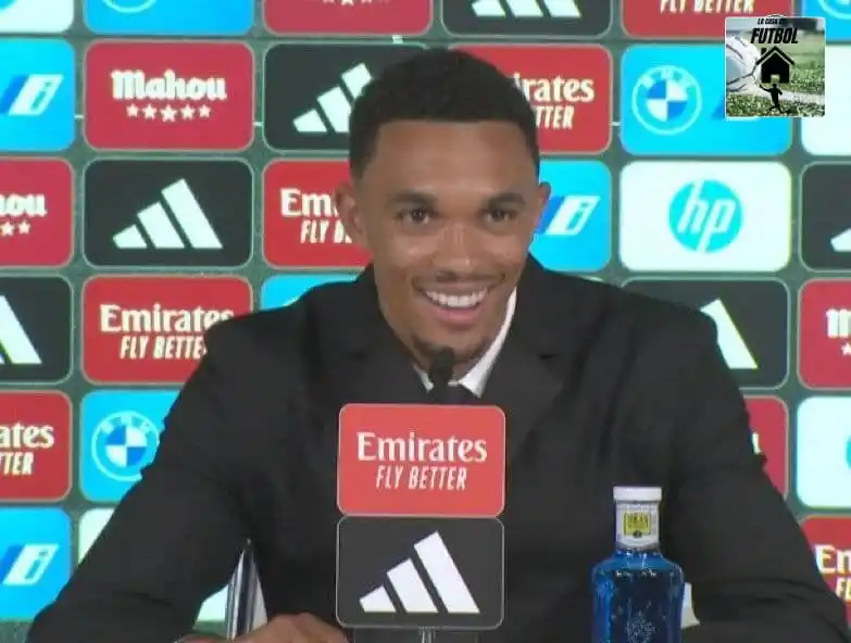 Image from La Casa Del Fútbol⚽. BARCELONA 🇪🇸 / REAL MADRID / MESSI 🇦🇷 / CRISTIANO RONALDO 🇵🇹: 🎙🏴 Trent Alexander-Arnold: 🗣 _"Sabía desde hace mucho...